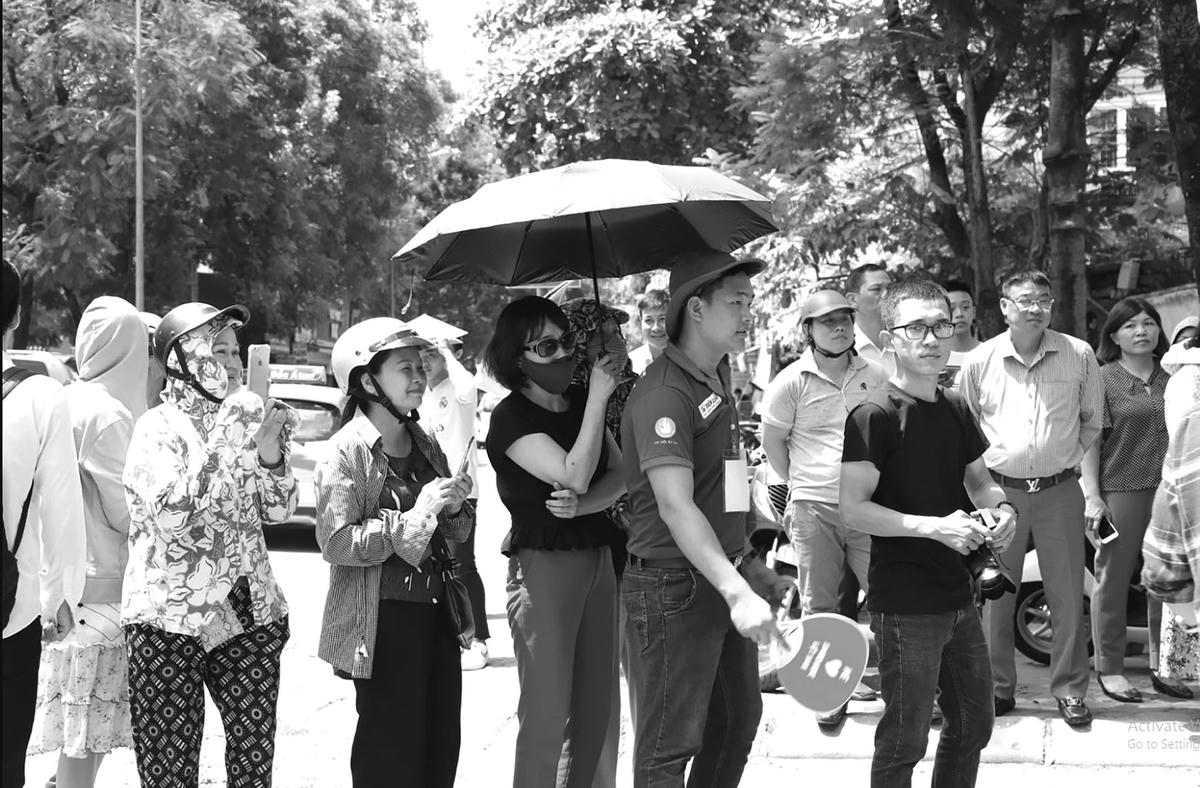 Đợi con ngoài cổng trường thi.