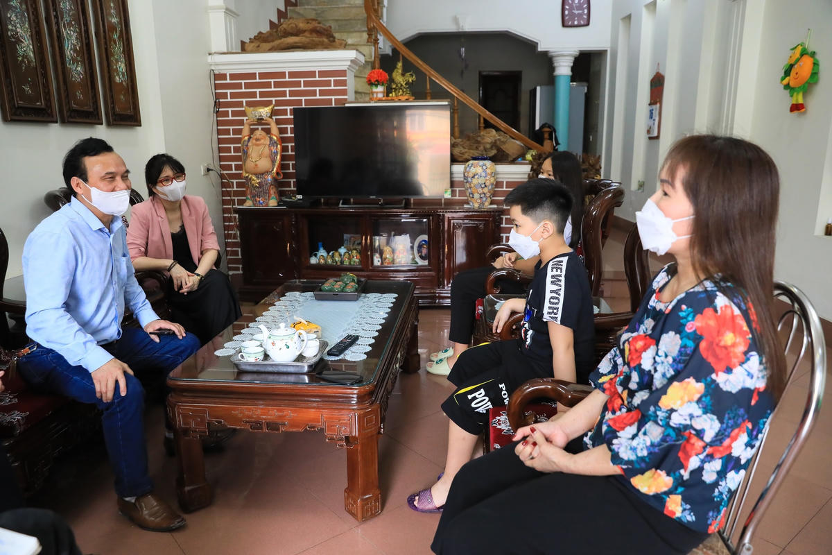 Lãnh đạo Ủy ban MTTQ tỉnh Tuyên Quang lắng nghe những ý kiến, chia sẻ của kiều bào trở về từ Ukraine.