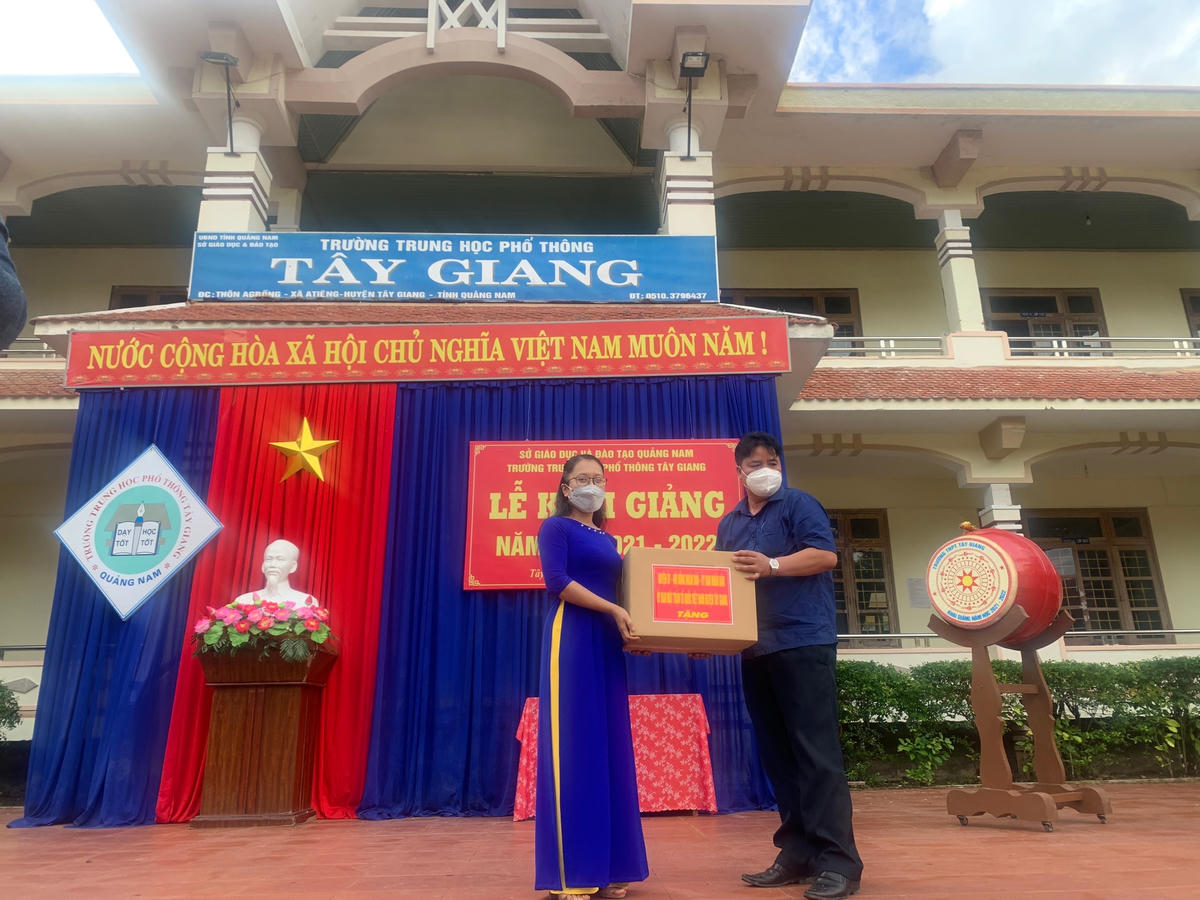 Ông Zơrâm Buôn, Phó Bí thư thường trực huyện Tây Giang tặng khẩu trang và quà cho học sinh nhà trường.