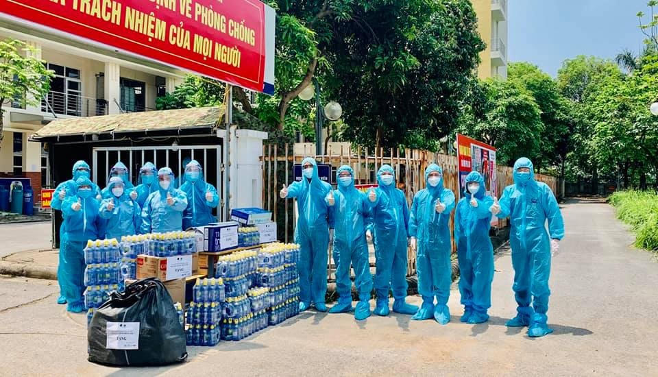 Các nghệ sĩ Nhà hát Kịch Việt Nam tặng quà cho lực lượng tuyến đầu.