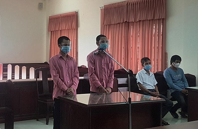 Hai bị cáo Lưu và Tính tại phiên tòa sơ thẩm.