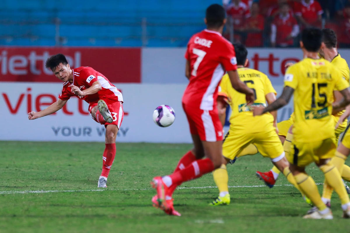 Viettel 0-3 Hoàng Anh Gia Lai: Công Phượng lập siêu phẩm