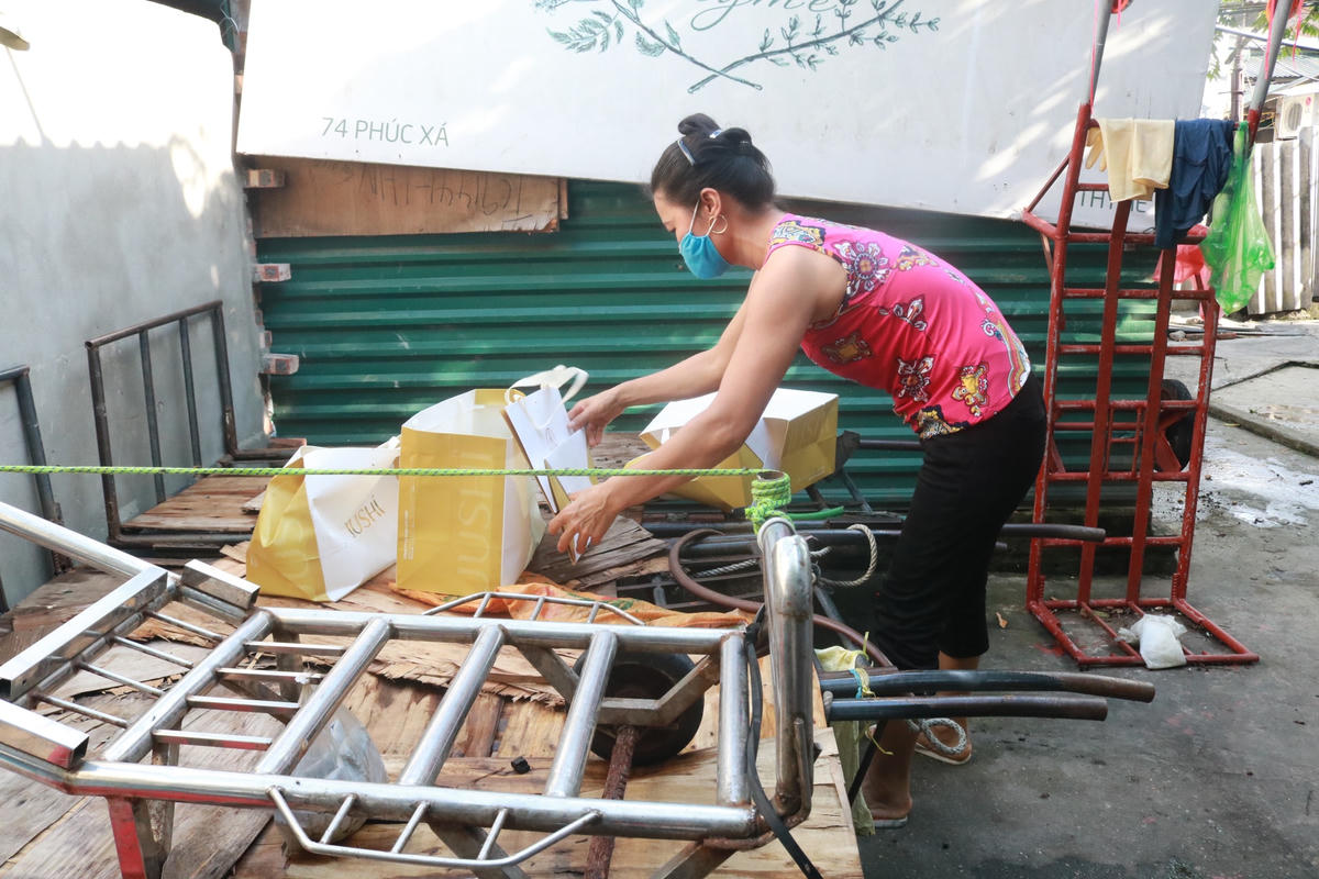 Những túi đựng quà cứu trợ được các chị trong khu trọ tận dụng giữ lại.