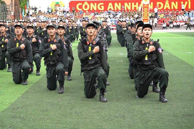 Cảnh sát chống bạo động dùng khiên biểu diễn đấu đối kháng.