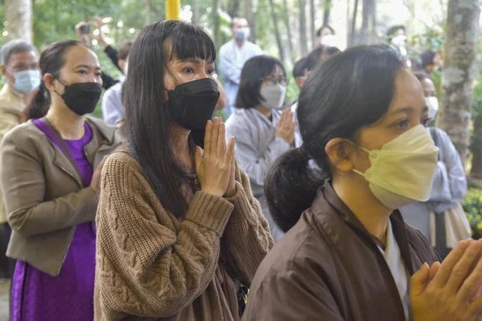 Rất đông Phật tử cùng người dân khắp nơi về tại chùa Từ Hiếu tham dự buổi lễ. Ảnh: Nguyễn Do.