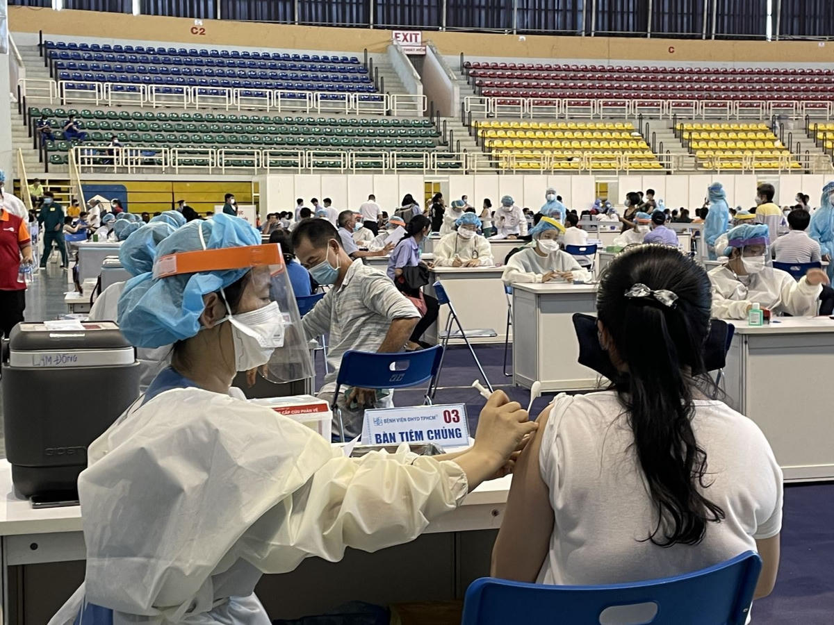 Tiêm vaccine ngừa Covid-19 cho người dân tại Nhà thi đấu Phú Thọ (quận 11, TP HCM).  