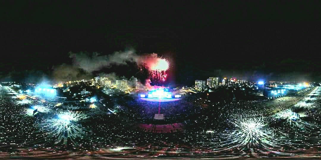 Các điểm giao thông bị kẹt cứng vì người dân đứng chụp ảnh, live tream bắn pháo hoa.