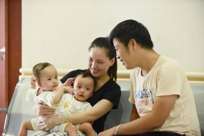 Bố mẹ của Trúc Nhi - Diệu Nhi vui đùa cùng các con trước ca phẫu thuật.