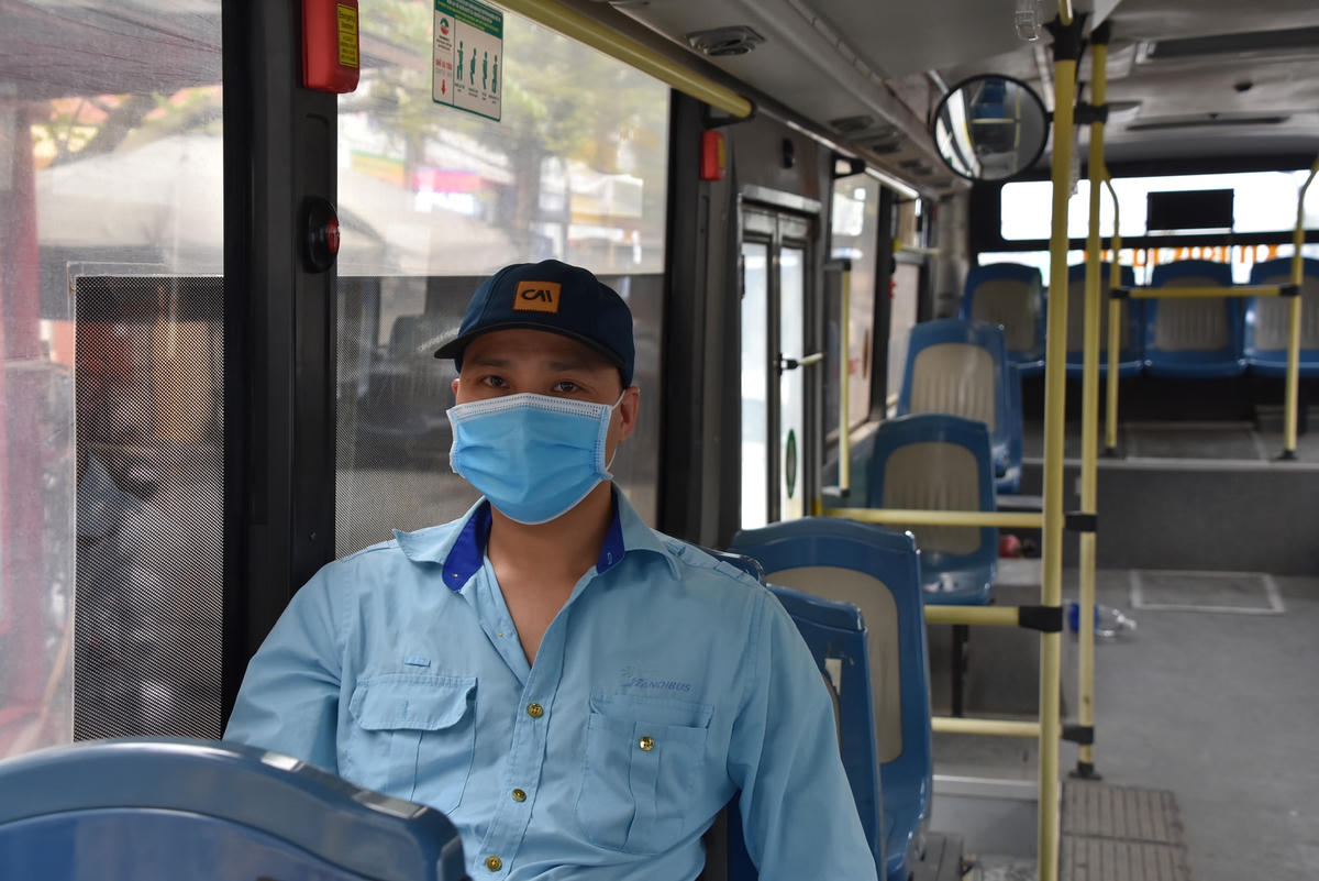 Anh Phạm Văn Thuyết, phụ xe trên chuyến 53A cho biết, lượng khách di chuyển bằng xe buýt 1 tháng trở lại đây thấp kỉ lục, trên cả tuyến hầu như không lúc nào khách ngồi full chỗ. "Tình trạng này chưa từng có tiền lệ, thậm chí ngay cả đợt giãn cách xã hội lượng khách cũng không ít như thế này", anh Thuyết chia sẻ.