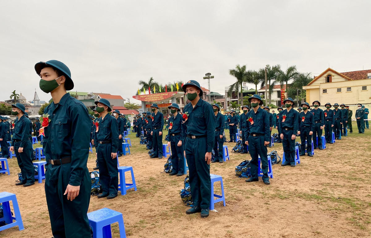 Buổi lễ giao nhận tân binh được diễn ra bảo đảm đúng tiêu chuẩn, quy định của Luật Nghĩa vụ quân sự dưới sự kiểm soát chặt chẽ, phòng chống dịch Covid-19.