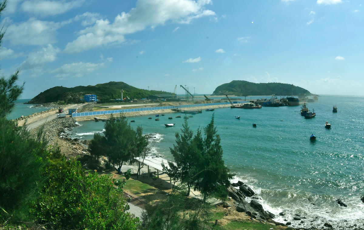 Cảng Hòn La sẽ là nơi trung chuyển hàng hóa sôi động.