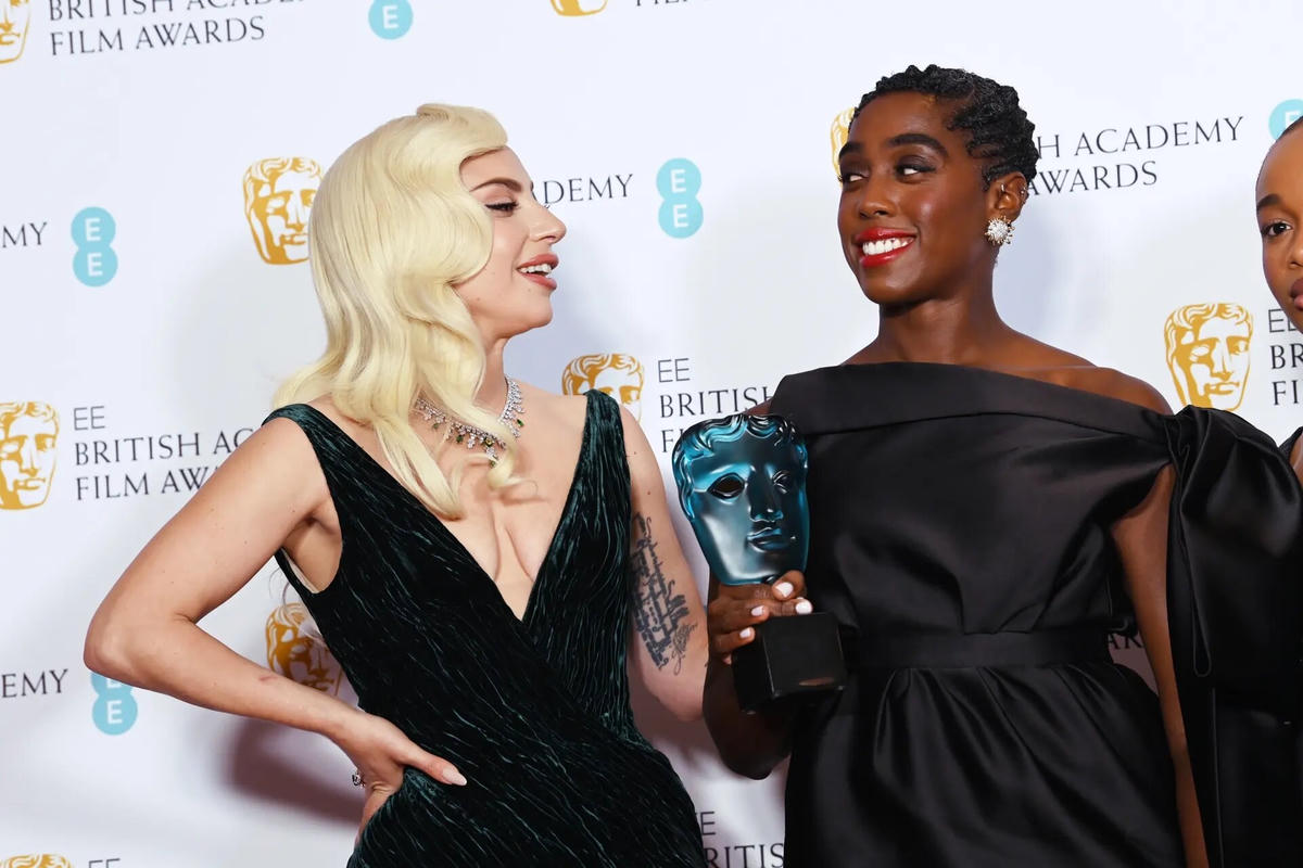 Lady Gaga và ngôi sao đang lên Bond Lashana Lynch tạo dáng trên thảm đỏ. Ảnh: Dave J Hogan / Getty Images.