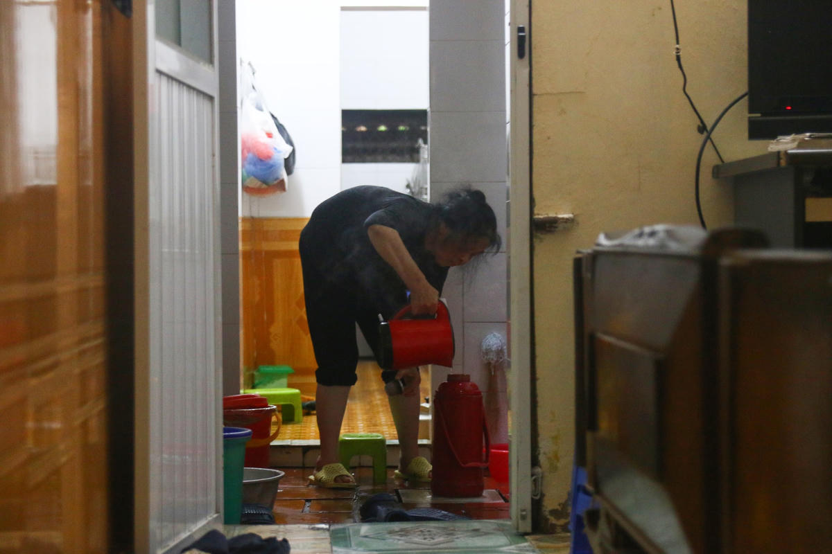 Bà Nhàn đang chuẩn bị bữa ăn cho hai người con.