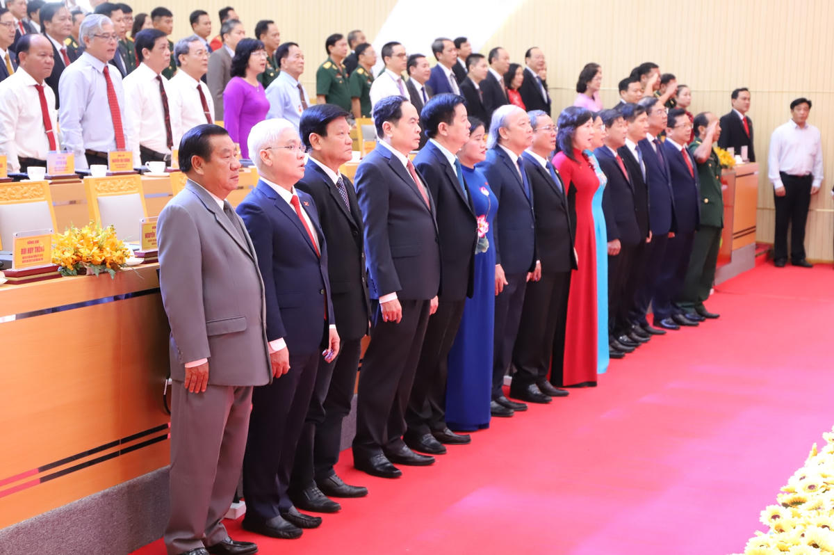 Các đại biểu thực hiện nghi thức chào cờ tại đại hội.