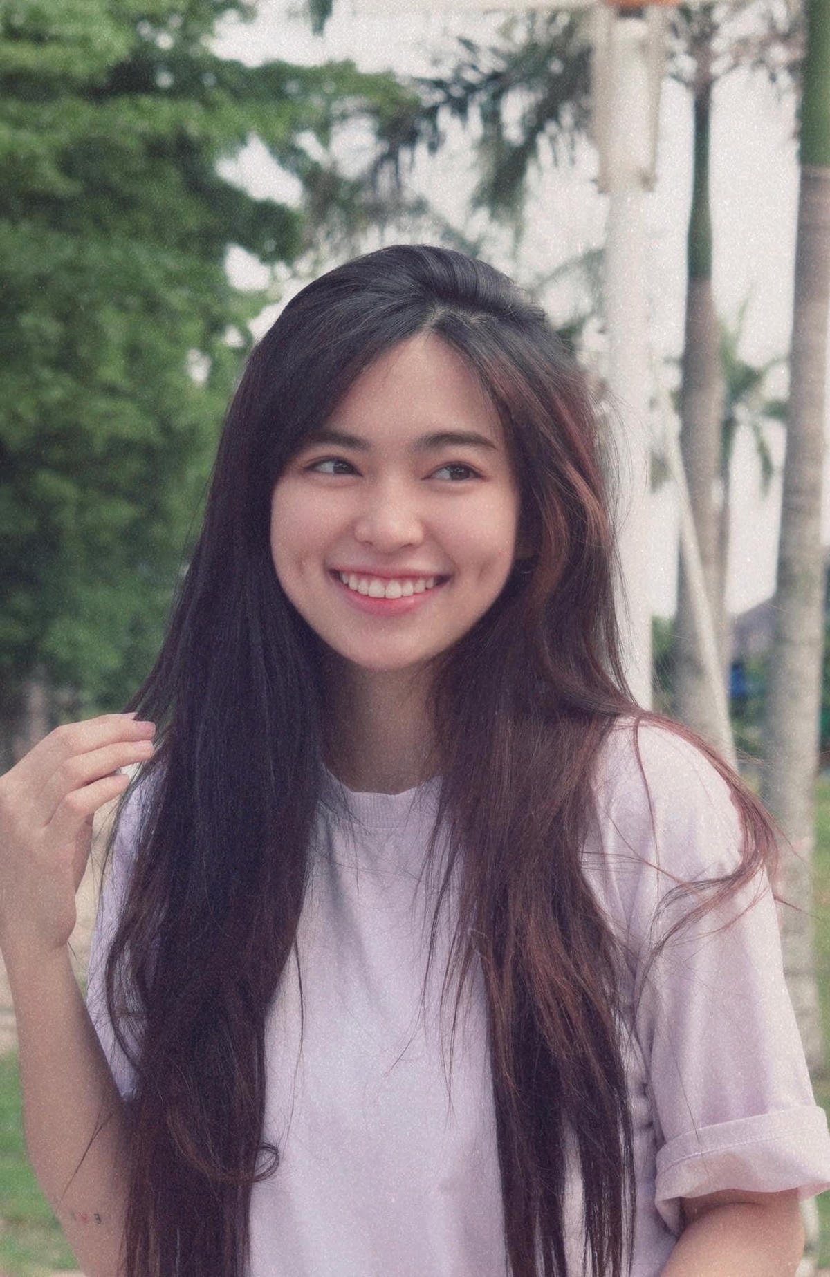 Đỗ Khánh Vân được nhiều khán giả yêu mến nhờ vẻ ngoài dễ thương, trong sáng cùng đôi mắt to tròn và má lúm đồng tiền dễ thương. Ảnh: FBNV.