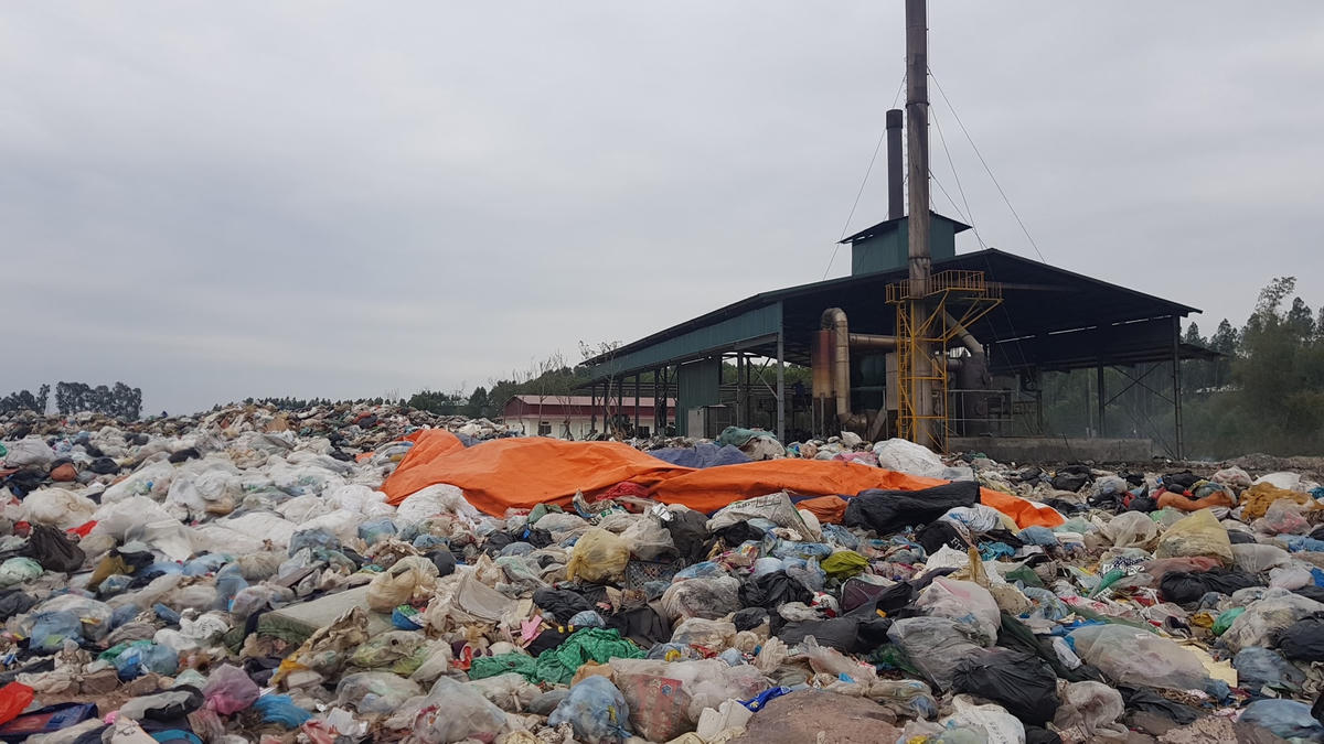 Rác thải nhựa kèm rất nhiều nilon phơi nắng mưa gây ô nhiễm môi trường. Ảnh: Nam Anh.