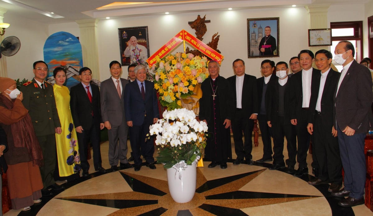 Bí thư Trung ương Đảng, Chủ tịch UBTƯ MTTQ Việt Nam Đỗ Văn Chiến cùng lãnh đạo tỉnh Nghệ An gửi lẵng hoa tươi thắm chúc mừng Lễ Giáng sinh năm 2021 tới Giáo phận Vinh. Ảnh: Điền Bắc.