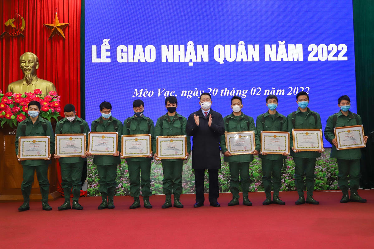 Trưởng ban Dân vận Tỉnh ủy Trần Mạnh Lợi trao Giấy khen cho các tân binh viết đơn tình nguyện tham gia nhập ngũ năm 2022.