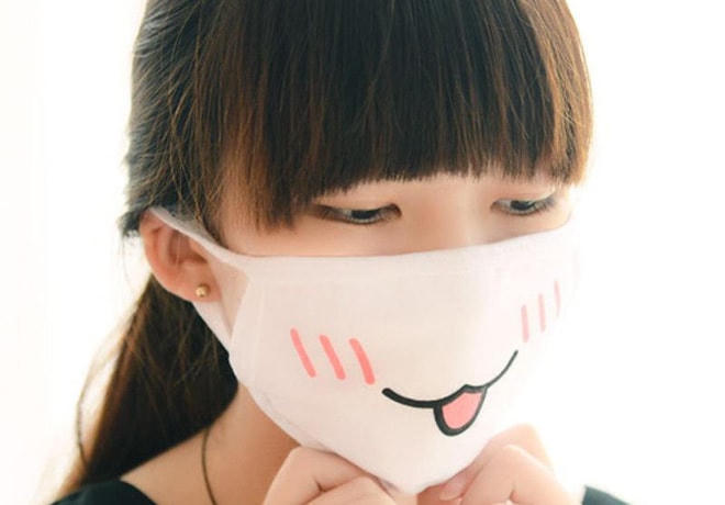 Khẩu trang là vật dụng thường xuyên tiếp xúc với da mặt cần giữ vệ sinh.