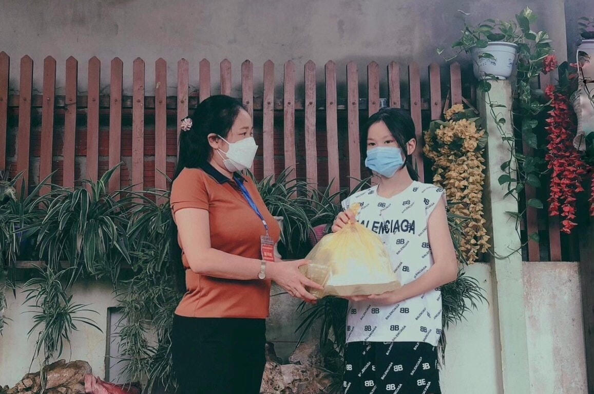 Chủ tịch Ủy ban MTTQ phường Bắc Lý Nguyễn Thị Phương Thảo tranh thủ trao suất ăn cho cháu nhỏ phải sống xa bố mẹ trên địa bàn phường.