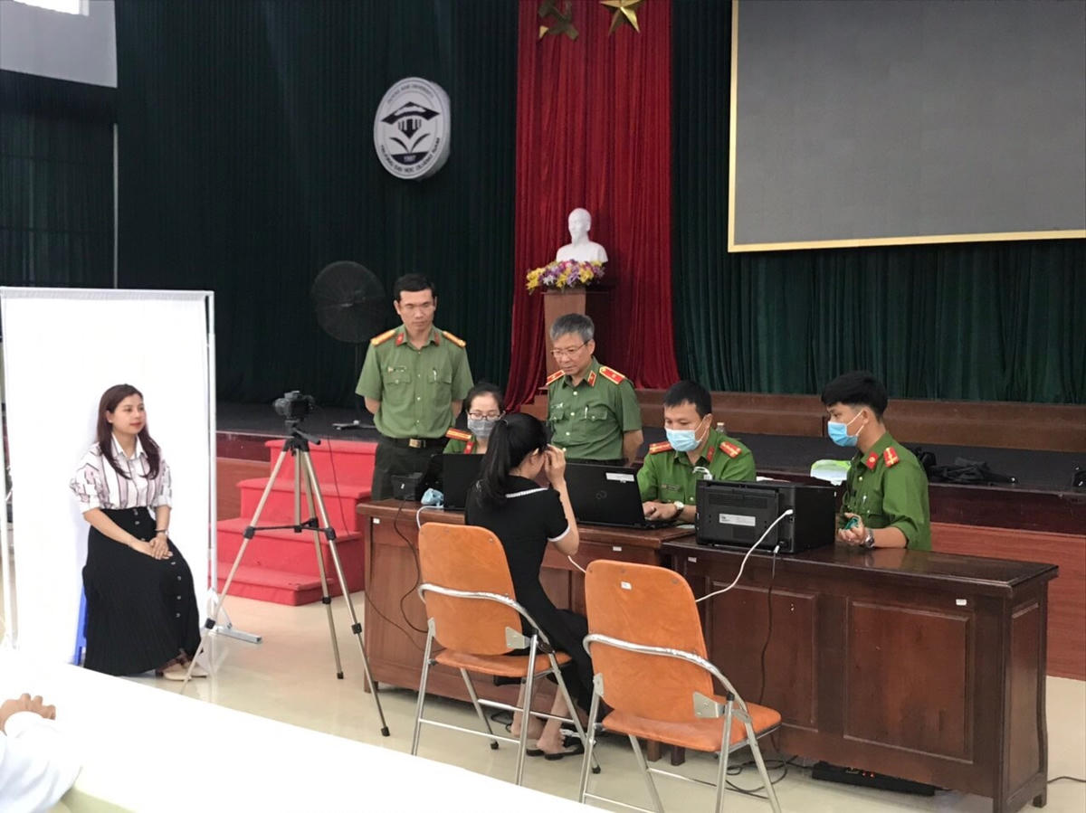 Thiếu tướng Nguyễn Đức Dũng (đeo kính) kiểm tra công tác làm CCCD ở TP Tam Kỳ.