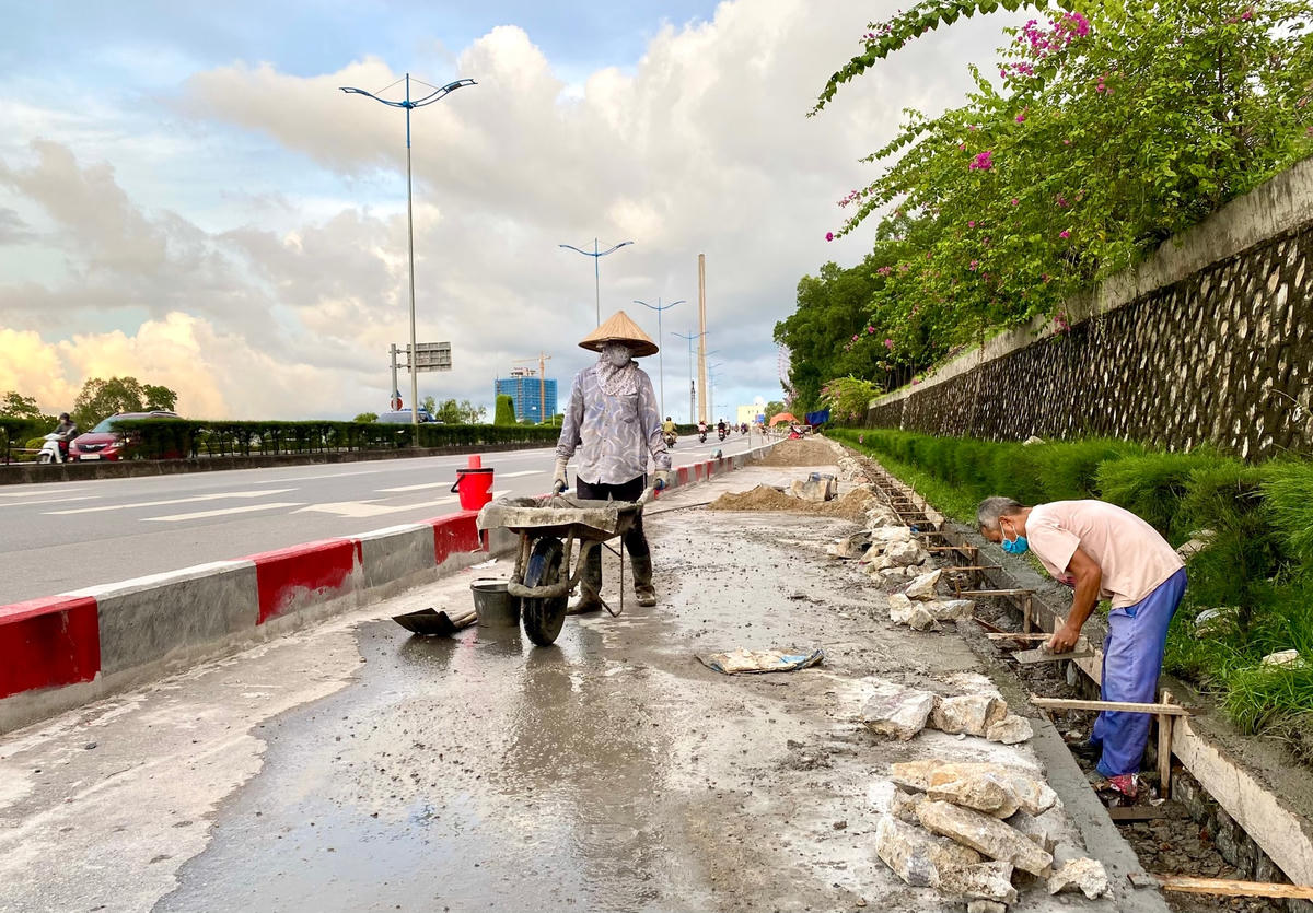 Để bắt đầu triển khai dự án, bước đầu tiến hành san, gạt để mở rộng diện tích làn đường dành cho xe thô sơ.