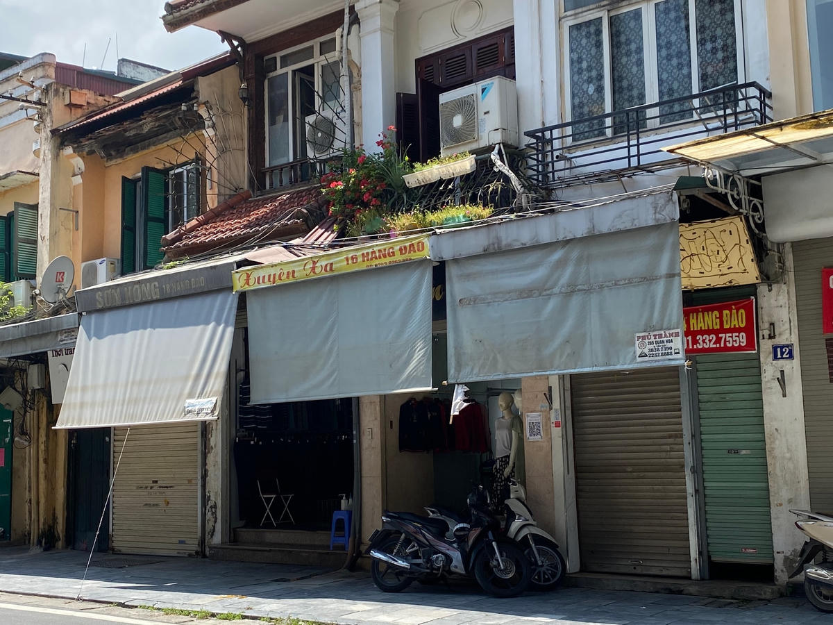 Tuy nhiên, còn một số cửa hàng vẫn đang đóng cửa, chuẩn bị nguồn hàng cho mùa thu, đông mới và nhân sự.