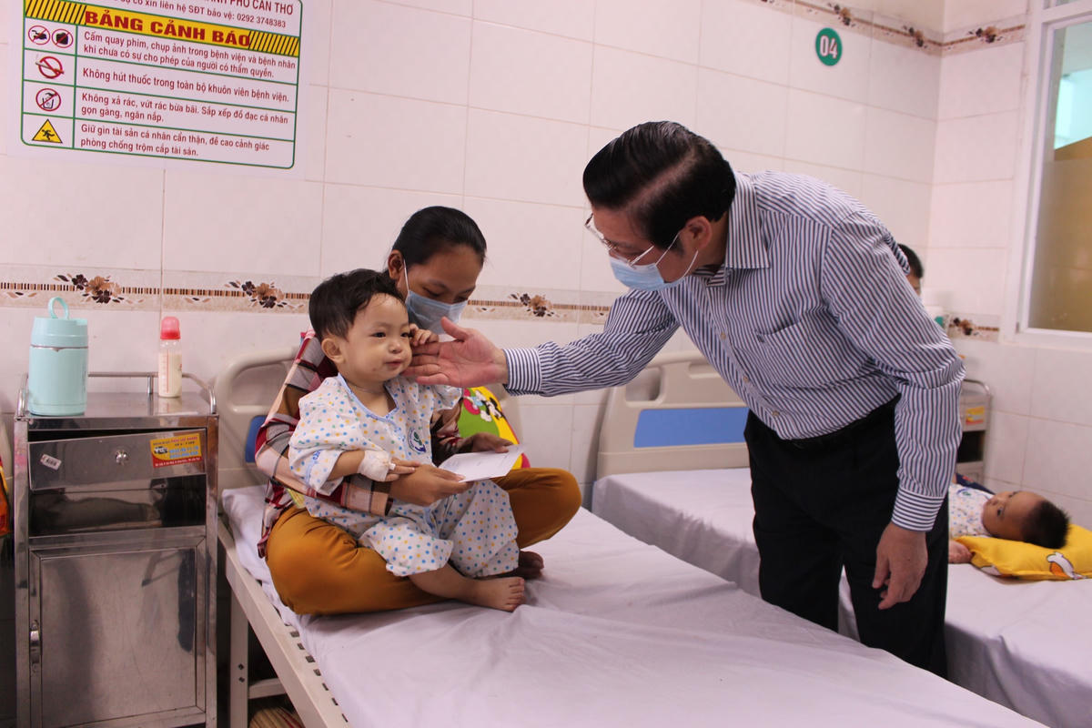 Dịp này, đoàn đã trao 100 phần quà cho các bệnh nhi đang điều trị tại bệnh viện Nhi đồng TP Cần Thơ, mỗi suất trị giá 1 triệu đồng.
