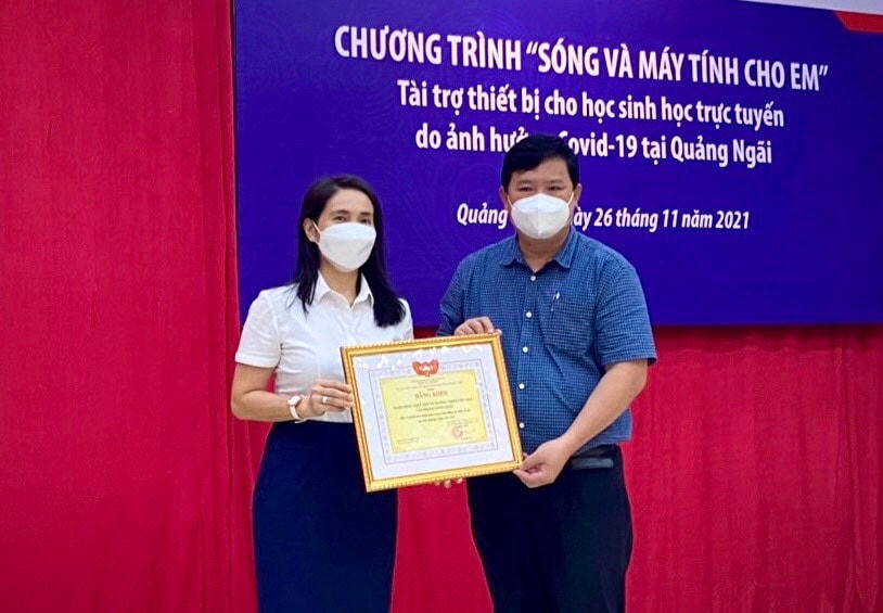 Phó Chủ tịch Uỷ ban MTTQ Việt Nam tỉnh Bùi Đức Thọ tặng bằng khen cho BIDV Dung Quất.