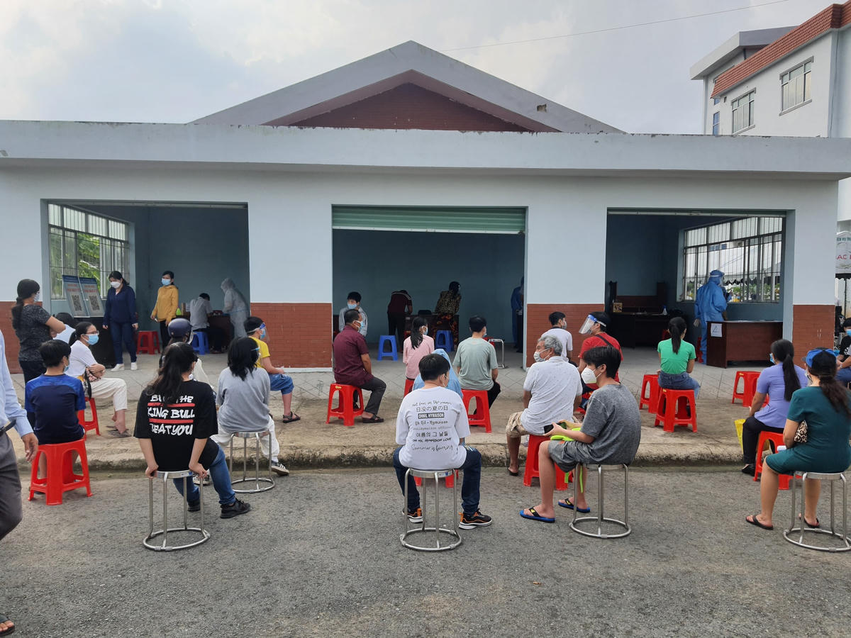 Sáng nay có rất đông học sinh trường THPT chuyên Bạc Liêu đến tiêm vaccine ở Trung tâm kiểm soát bệnh tật tỉnh.