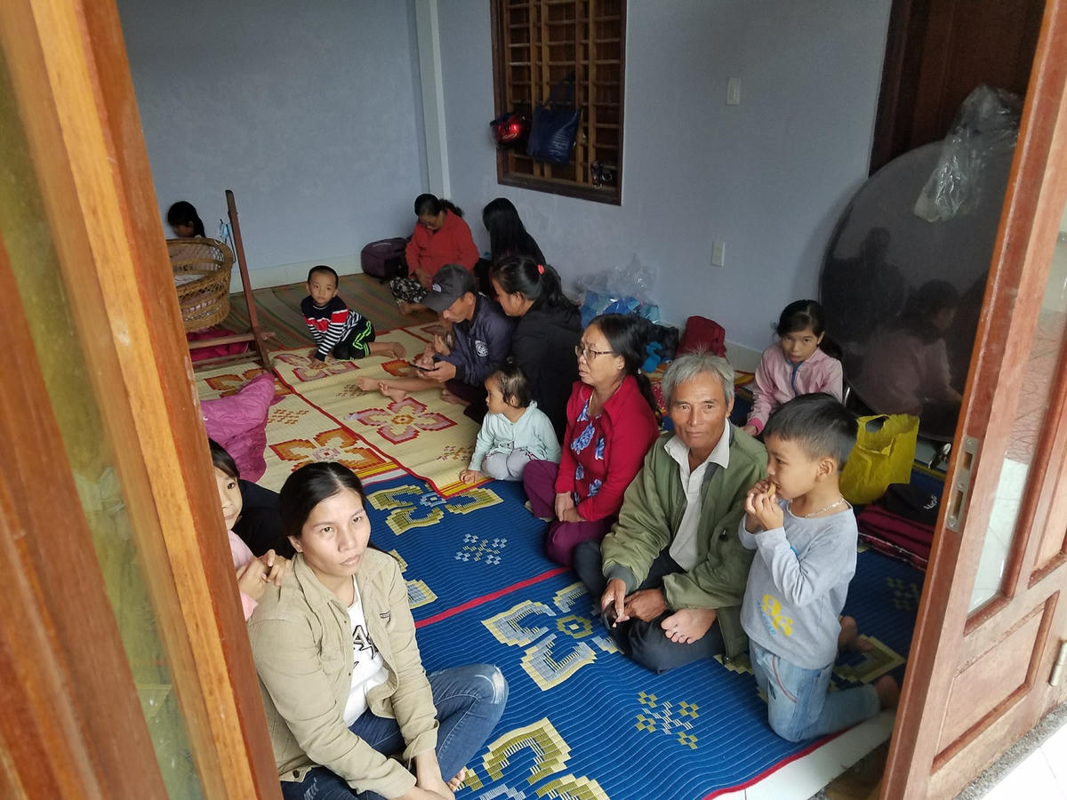 Được biết, đây là lần thứ 5 trong năm nay người dân xã Phú Thuận đi tránh bão, lũ.