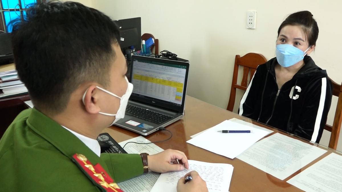 Đối tượng Nguyễn Thị Cẩm Nhung tại cơ quan điều tra.