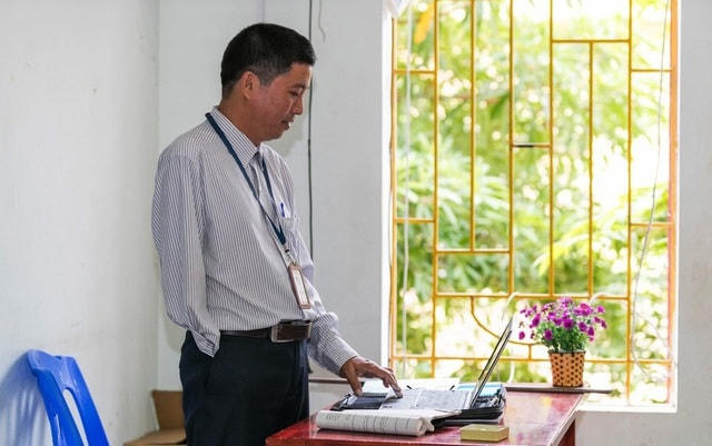 Thầy Đông là người "tiên phong" sử dụng giáo án điện tử trong giảng dạy. Cách đây gần 20 năm, thầy dành dụm 1 năm tiền lương để mua máy tính phục vụ cho việc soạn bài và dạy học.  