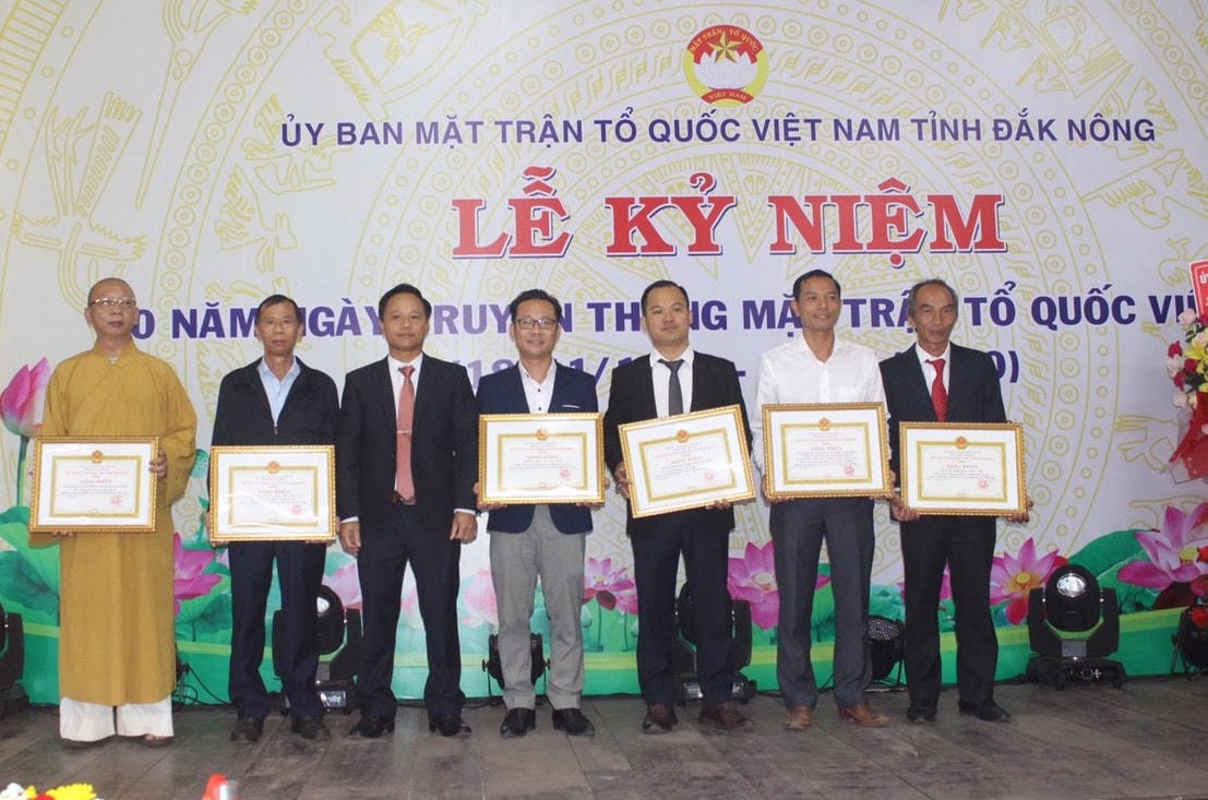 Khen thưởng cho các tập thể, cá nhân có thành tích xuất sắc.  
