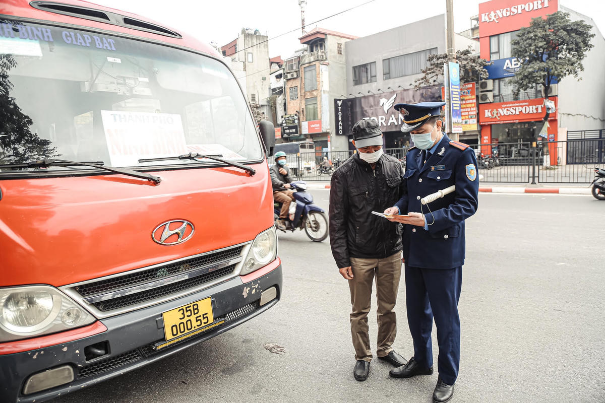 Thanh tra giao thông quận Hoàng Mai (Hà Nội) ra quân xử lý xe khách vi phạm dịp cận Tết.