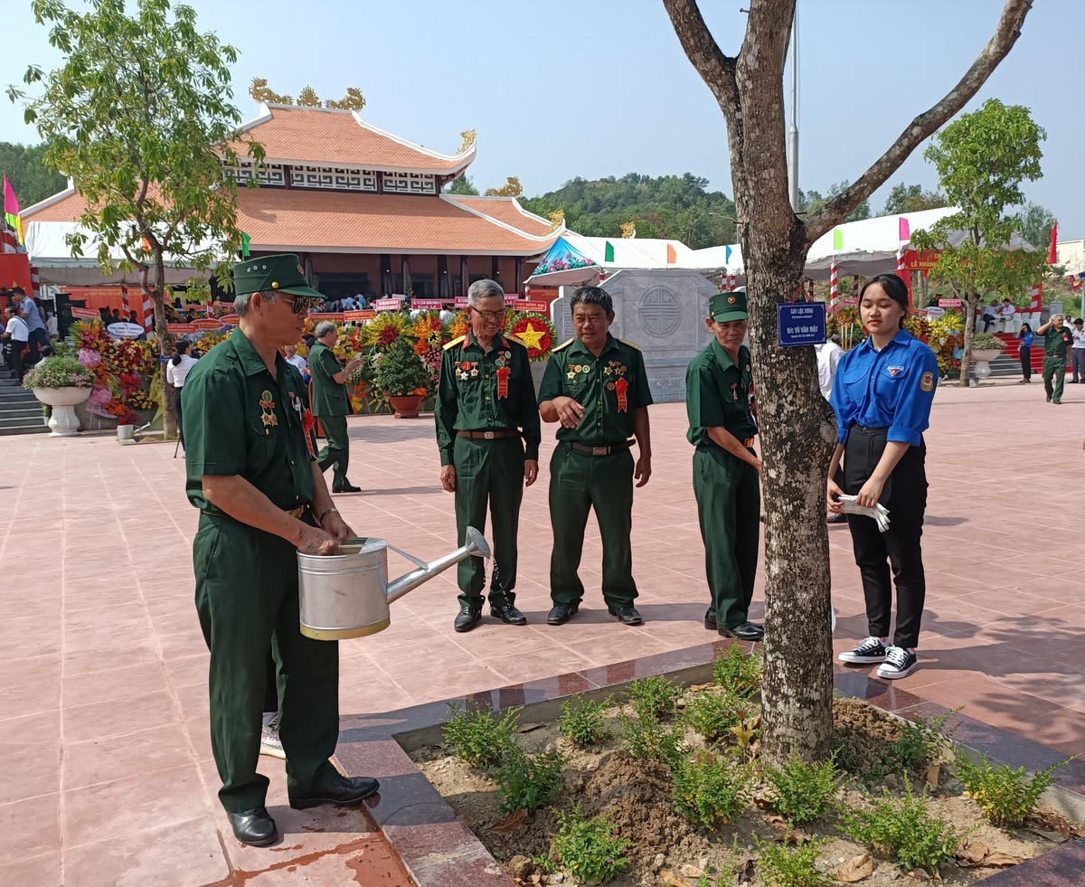 Các cựu chiến binh trồng cây lưu niệm