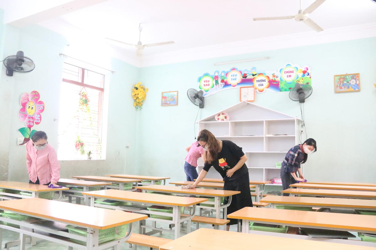 Giáo viên tham gia dọn vệ sinh lớp học phòng chống Covid-19