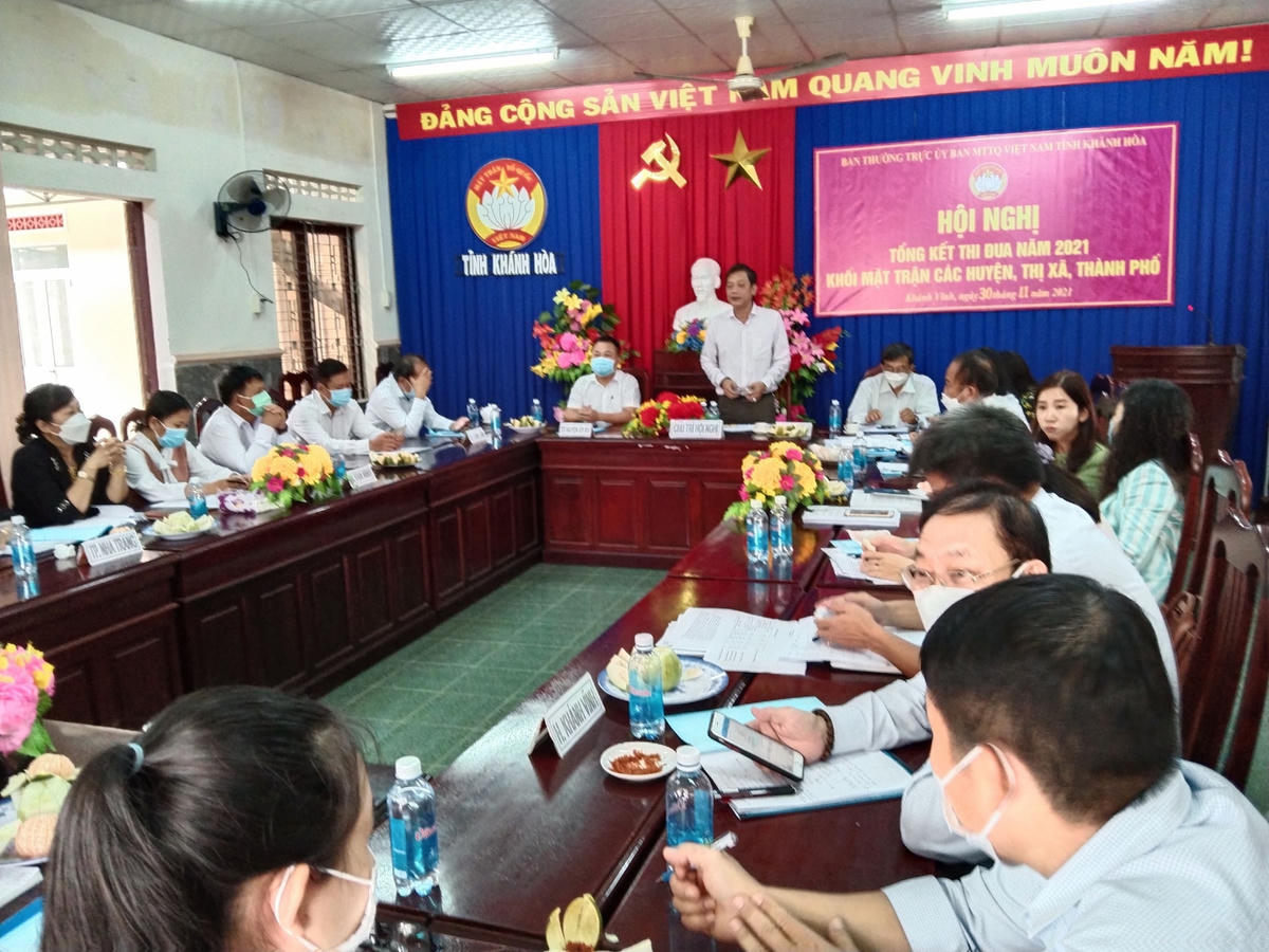 Ông Huỳnh Mộng Giang, Phó Chủ tịch Thường trực Ủy ban MTTQ Việt Nam tỉnh Khánh Hòa, phát biểu tại Hội nghị tổng kết.