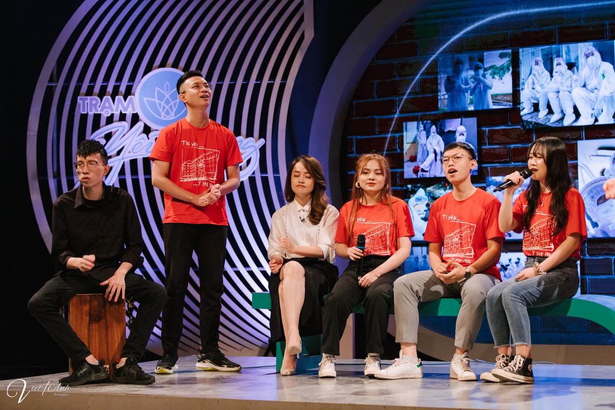 Những sinh viên Đại học Y  Hà Nội (áo đỏ) tình nguyện vào tâm dịch.