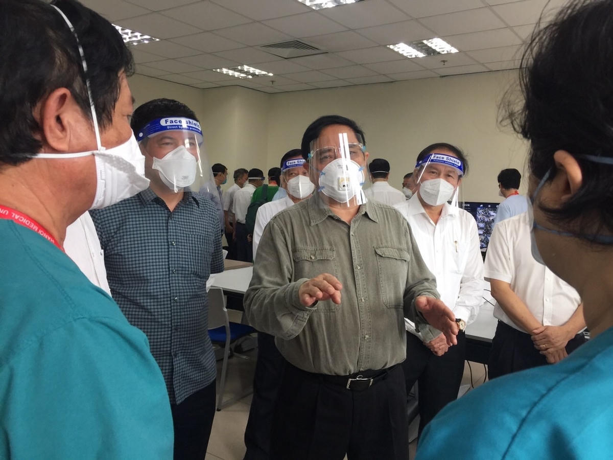 Thủ tướng Phạm Minh Chính và Phó Chủ tịch - Tổng Thư ký UBTƯ MTTQ Việt Nam Lê Tiến Châu hỏi thăm các y, bác sĩ Bệnh viện đa khoa Quốc tế Becamex.