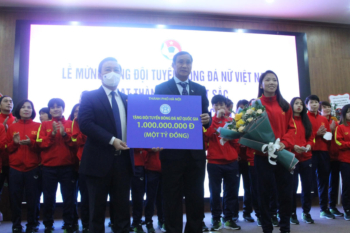 UBND thành phố Hà Nội trao tặng 1 tỷ đồng cho đội tuyển nữ Việt Nam.