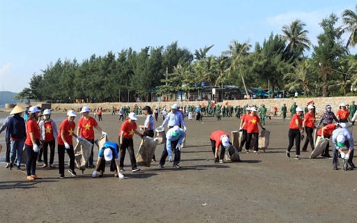 Người dân cùng tham gia dọn sạch bờ biển Đồ Sơn (Hải Phòng).