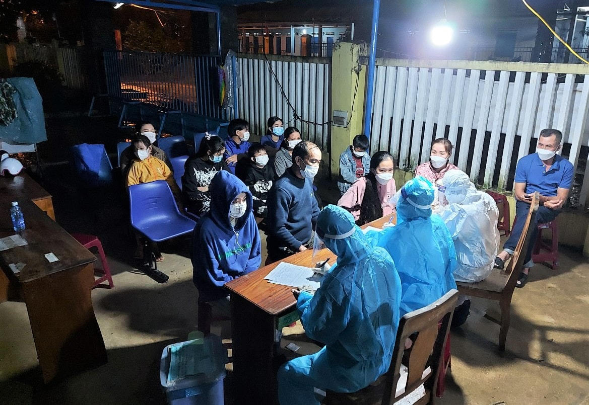 Ngành Y tế Quảng Nam lấy mẫu xét nghiệm Covid-19 ở xã Trà Mai.