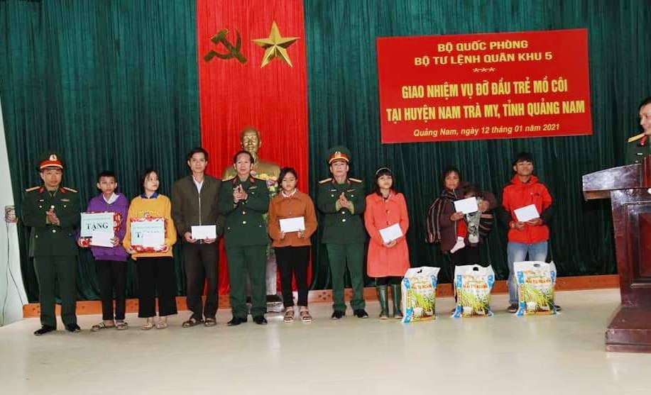 Quân Khu 5 giao nhiệm vụ đỡ đầu 7 cháu mồ côi có người thân tử nạn do sạt lở đất.