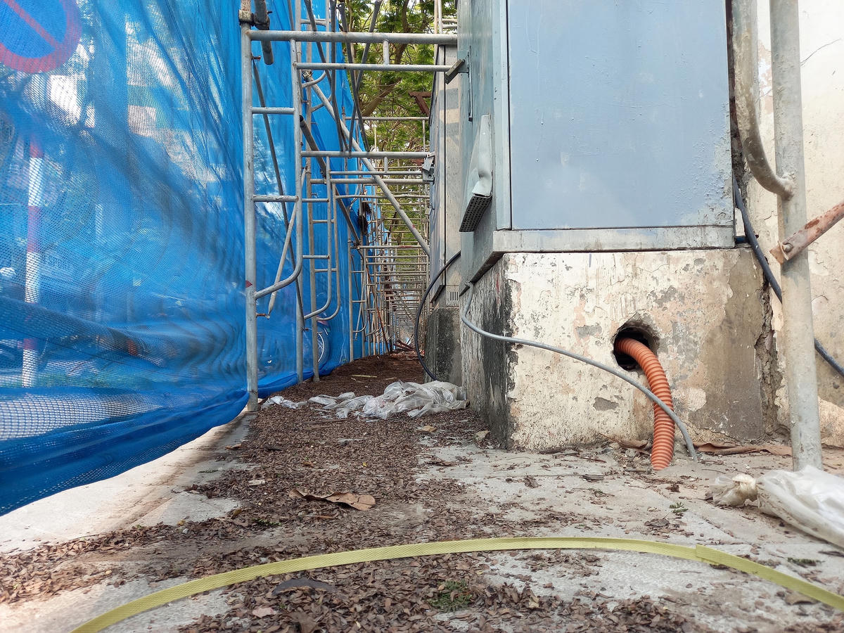 4 mặt phố Nguyễn Thái Học - Hùng Vương - Trần Phú - Lê Trực của khu đất “kim cương” 61 Trần Phú đã được quây kín bằng lưới chuyên dụng để chuẩn bị cho thi công dự án.