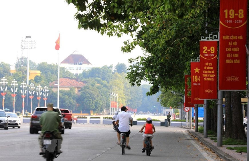 [ẢNH] Hà Nội trang hoàng rực rỡ cờ hoa chào mừng 75 năm Quốc khánh 2-9