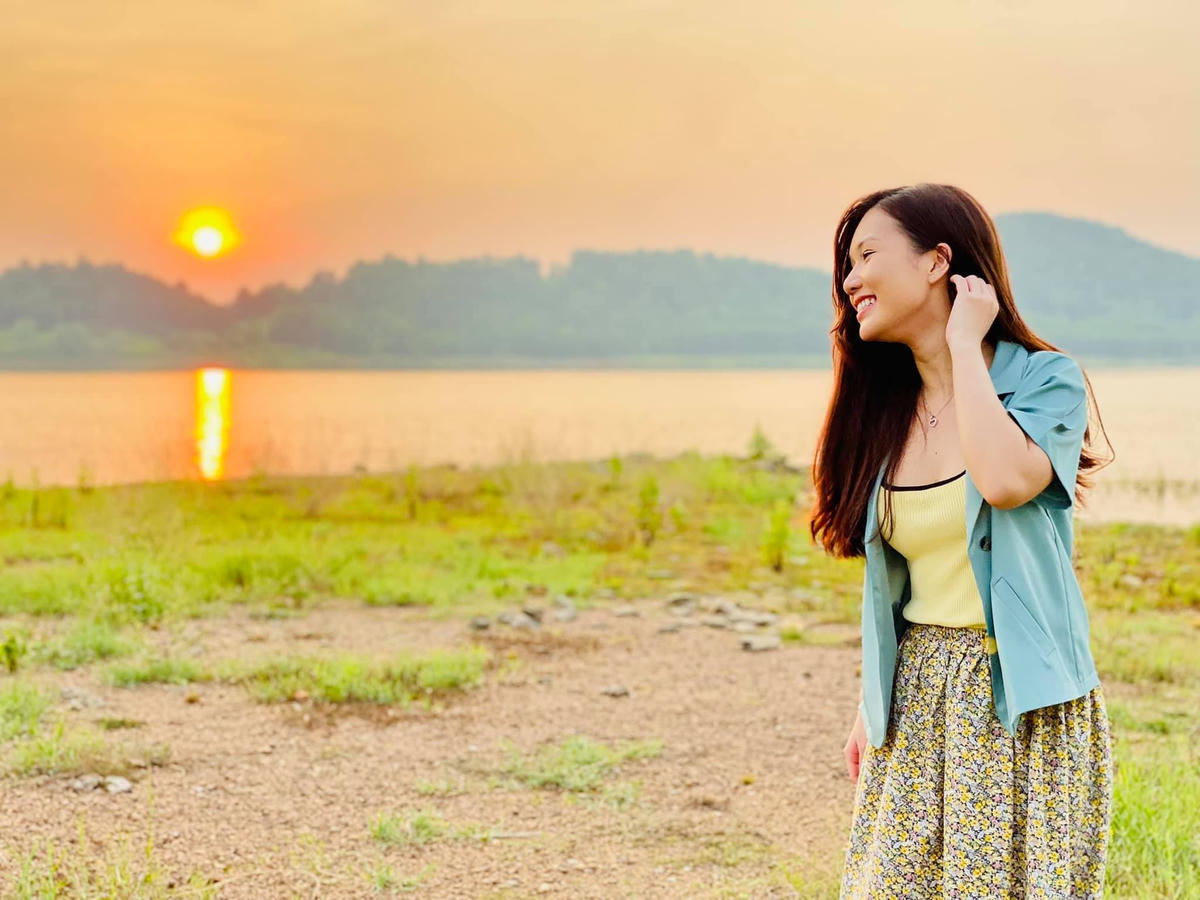 Không còn là áo hai dây, áo cúp ngực thay vào đó Ngọc Anh chọn những bộ trang phuhc kín đáo phù hợp hơn với nhân vật. 