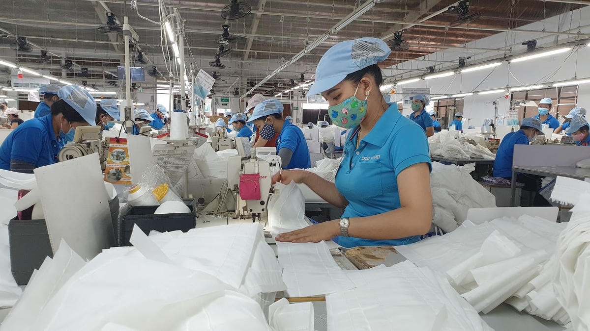 Công nhân của một công ty ở Quảng Nam đang hoạt động.