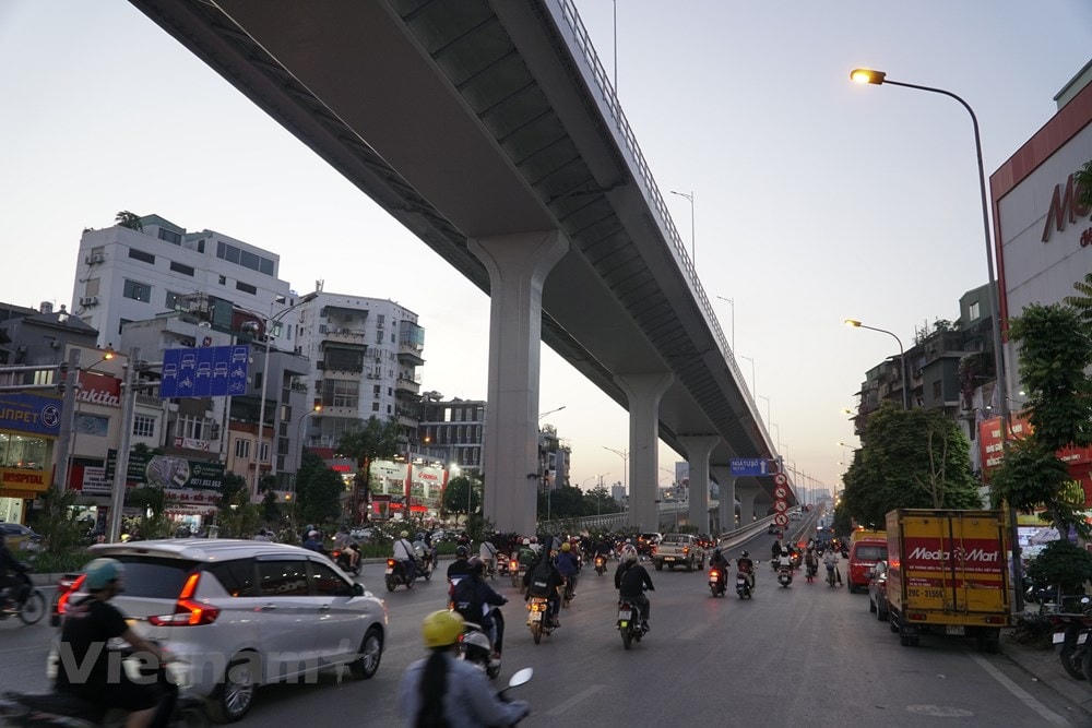 Cũng theo đại diện Đội CSGT số 3, Đội đang tích cực phối hợp với các đơn vị liên quan rà soát lại lưu lượng phương tiện sau khi thông xe đường trên cao để thiết lập lại các nhịp đèn, pha đèn cho phù hợp vào từng thời điểm. (Ảnh: Minh Hiếu/Vietnam+).