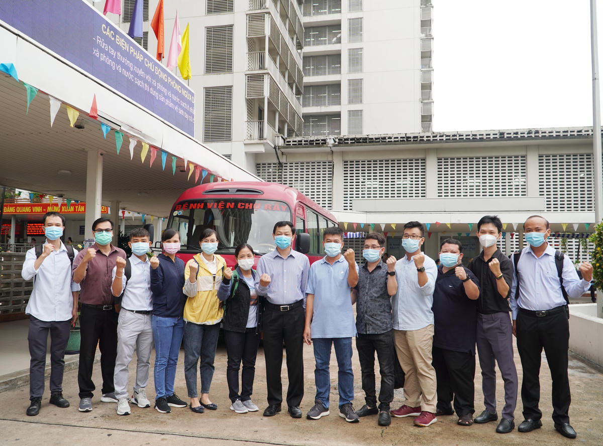 Bệnh viện Chợ Rẫy TP HCM cử 13 y bác sĩ hỗ trợ tâm dịch Bắc Giang